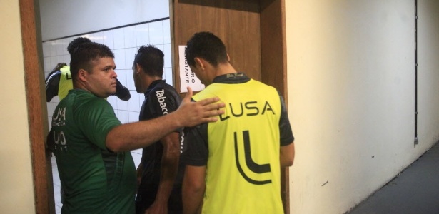 Jogadores da Portuguesa voltam ao vestiário em Joinville após saírem de campo em razão de ordem judicial - Carlos Junior/Folhapress