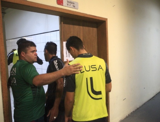 18.abr.2014 - Jogadores da Portuguesa voltam ao vestiário em Joinville após saírem de campo em razão de ordem judicial - Carlos Junior/Folhapress