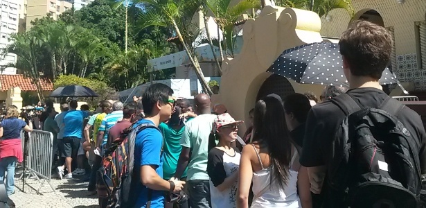 No Rio de Janeiro, fila se forma em ponto de retirada de ingressos para jogos da Copa do Mundo