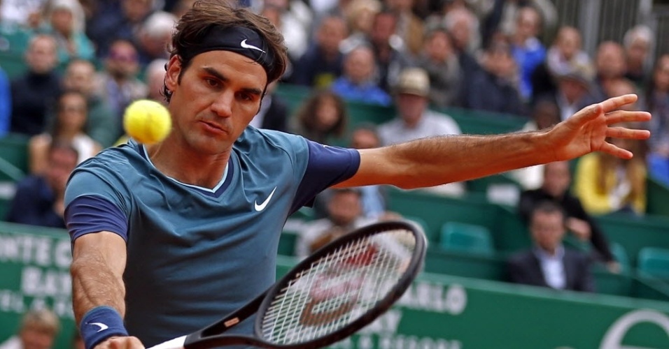 18.abr.2014 - Roger Federer golpeia a bola durante partida contra Jo-Wilfred Tsonga