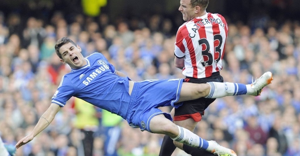 19. abr. 2014 - Oscar voa após sofrer falta durante a partida entre Chelsea e Sunderland pelo Campeonato Inglês