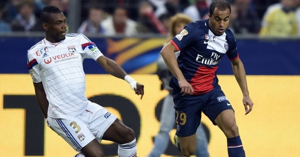 19. abr. 2014 - Titular do PSG, brasileiro Lucas disputa bola durante final da Copa da Liga Francesa contra o Lyon