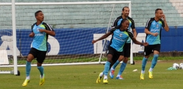 Wendell (e) voltou da seleção brasileira Sub-21 e comemorou gol imitando Cristiano Ronaldo no Grêmio - Marinho Saldanha/UOL Esporte