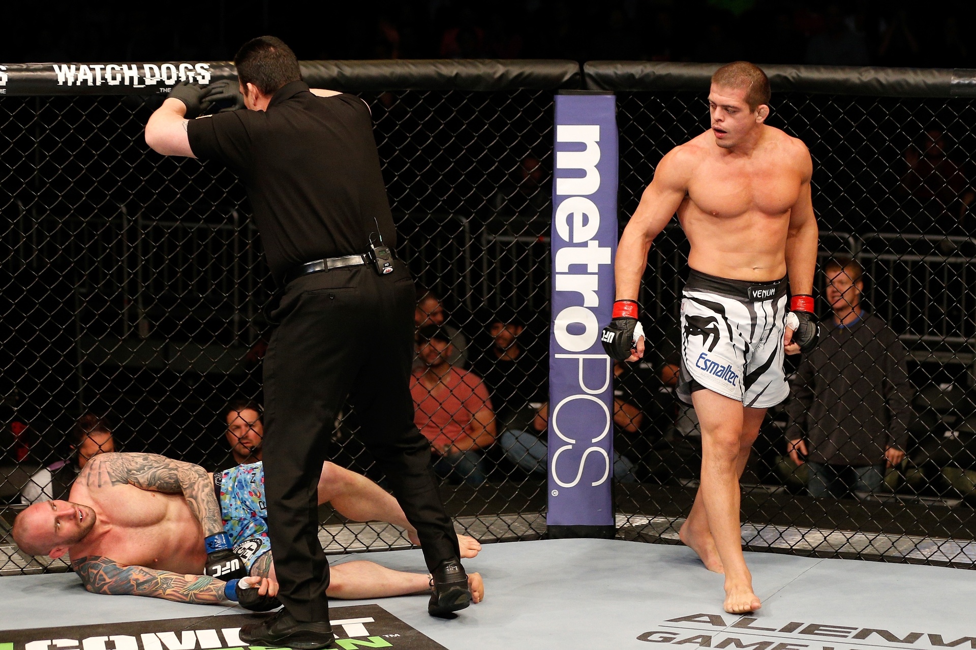19.abr.2014 - Caio Monstro nocauteia Luke Zachrich no card preliminar do UFC Werdum x Browne - Josh Hedges/Zuffa LLC