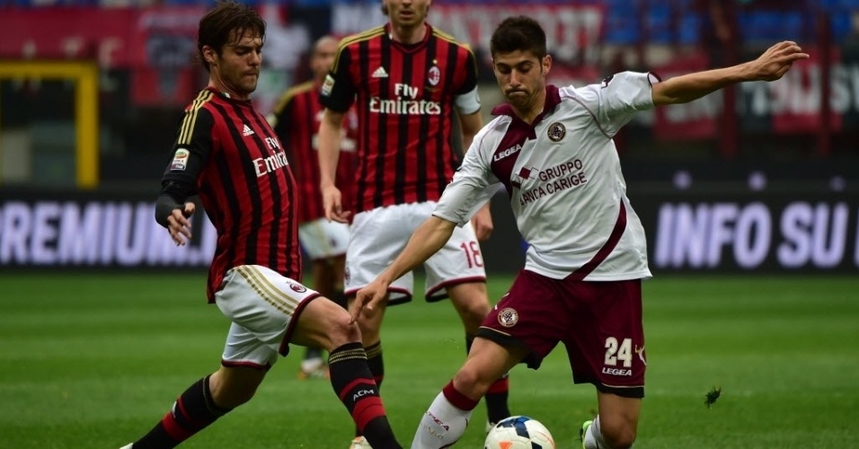 19.abr.2014 - Kaká briga pela bola com Benassi durante partida do Campeonato Italiano entre Milan e Livorno