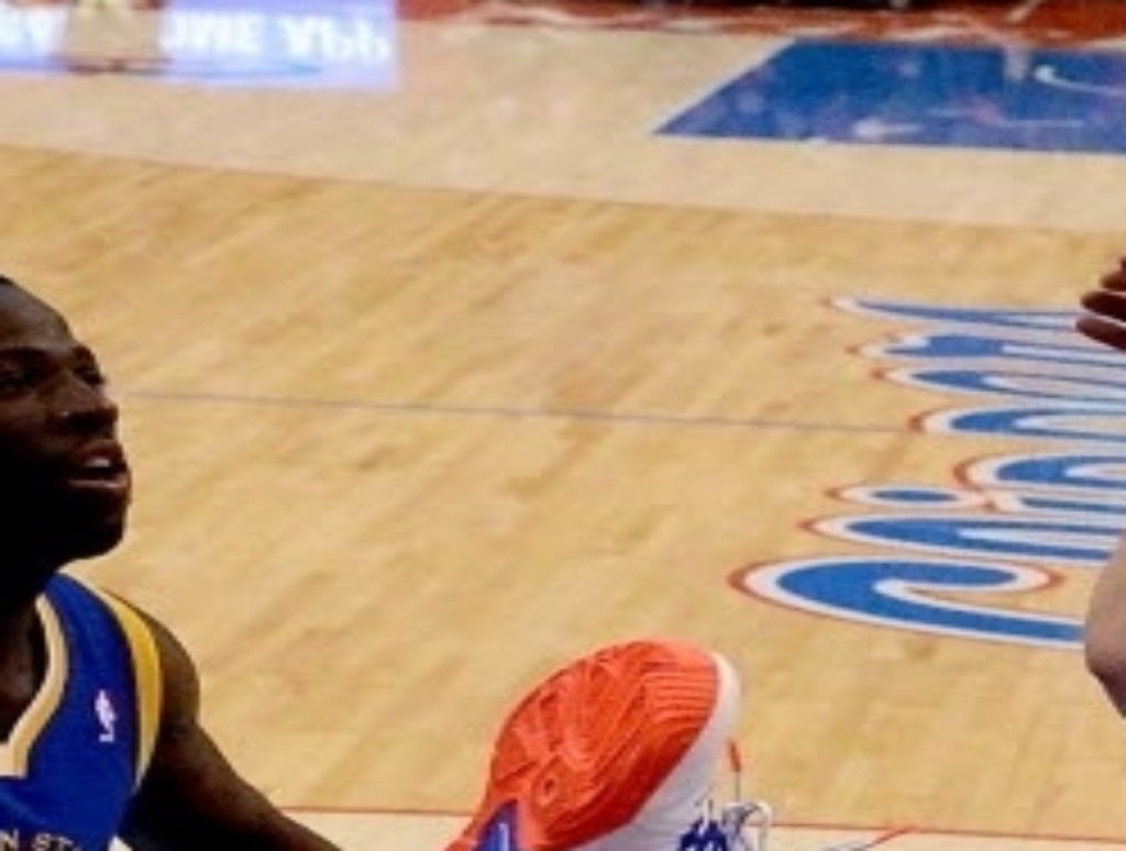 19.abr.2014 - Marcado por Klay Thompson, Chris Paul cai ao brigar por rebote; os Clippers de Paul perderam para os Warriors por 109 a 105 em casa