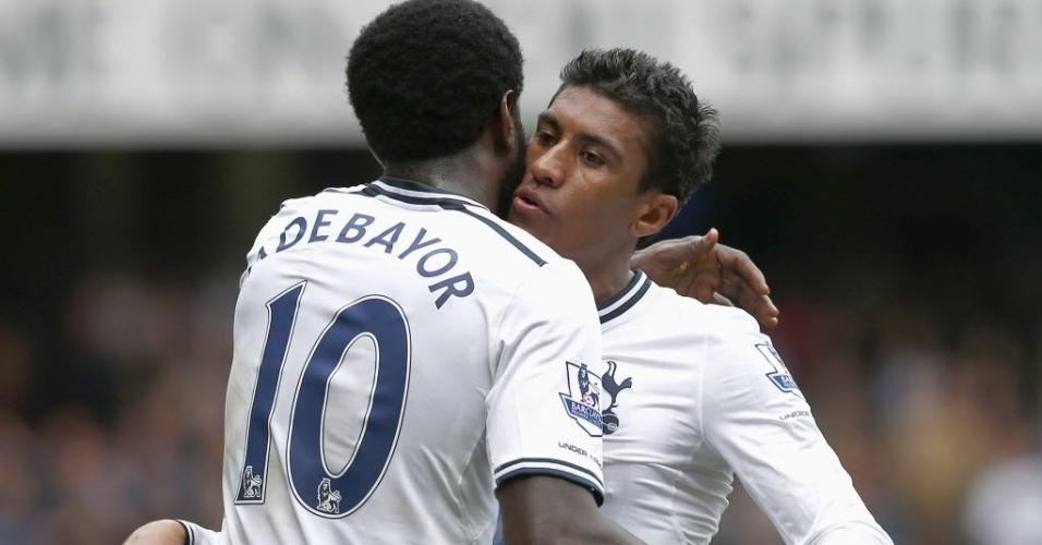 19.abr.2014 - Paulinho é abraçado por Adebayor ao marcar o primeiro gol do Tottenham na vitória por 3 a 1 sobre o Fulham, pelo Campeonato Inglês