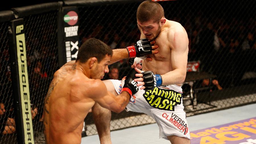 Rafael dos Anjos é golpeado por Khabib Nurmagomedov em encontro pelo UFC - Josh Hedges/Zuffa LLC