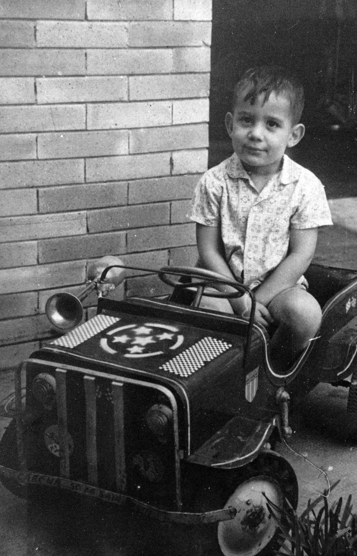 Aos oito anos, o jovem Ayrton Senna já mostra a predileção pelos carrinhos - Arquivo pessoal/Folhapress