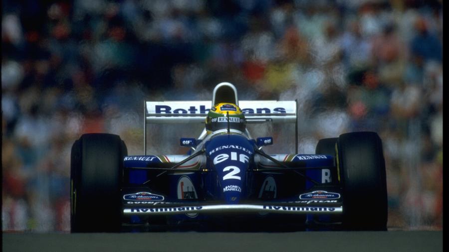 Ayrton Senna e sua Williams durante o GP de Ímola em 1994. Algumas voltas depois, seu carro sairia na curva Tamburello, uma peça atingiria sua cabeça, causando um ferimento fatal - Pascal Rondeau/ALLSPORT