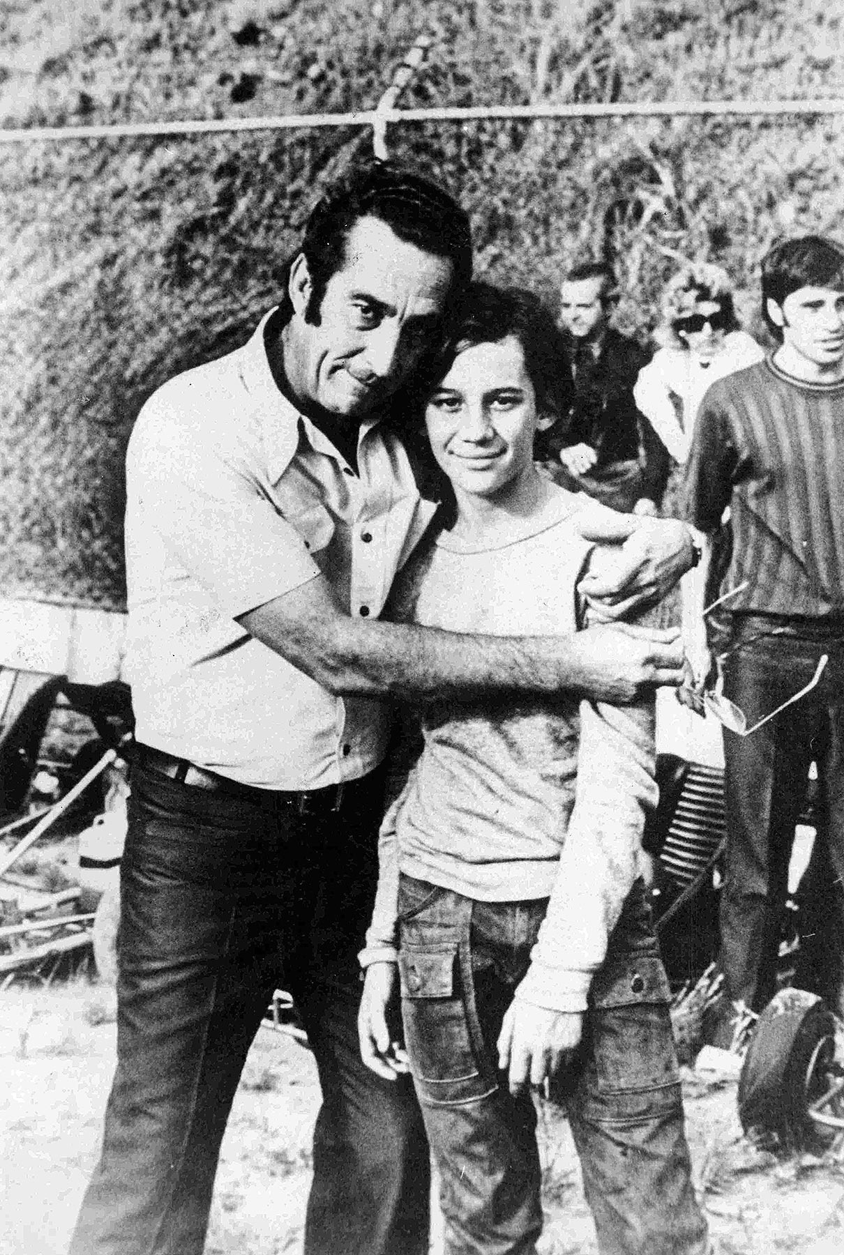 E aqui está o pai, Milton, ao lado do jovem Ayrton, já no ambiente das corridas - Arquivo pessoal/Folhapress