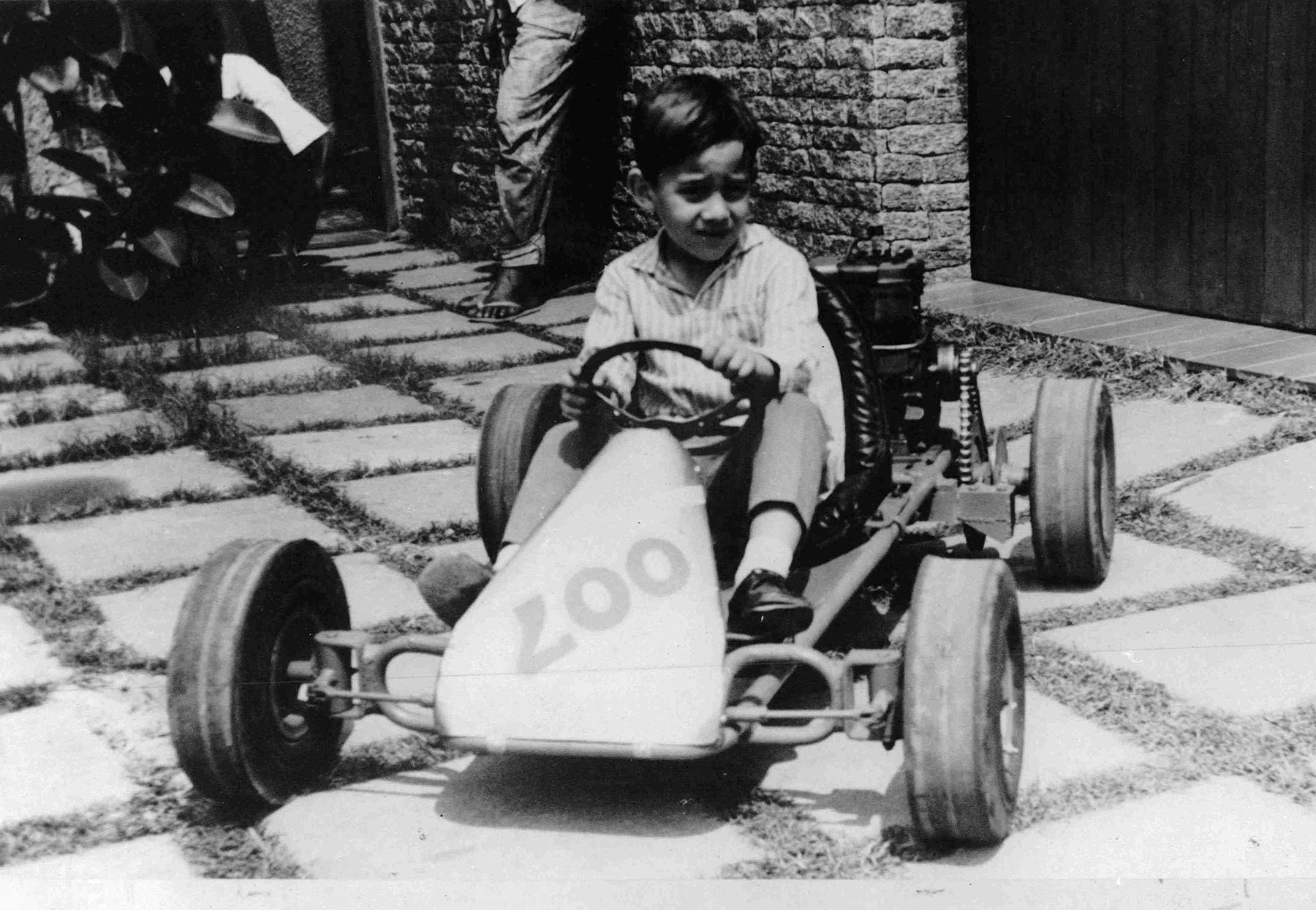 Senna com seu primeiro carro, construído pelo próprio pai, Milton, em 1964 - Arquivo pessoal/Folhapress