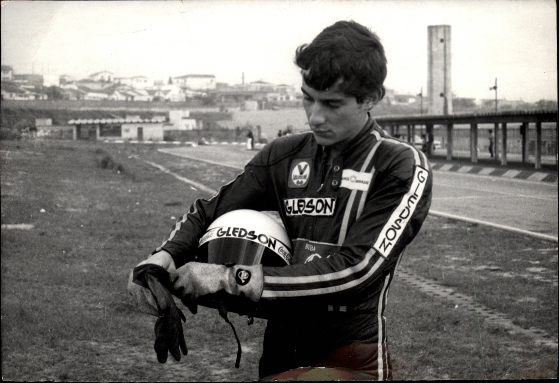 Em mais uma foto sem data, Ayrton Senna aparece já com macacão e patrocínios. No kart, ficou de 74 a 80, conquistando títulos sempre - em 79 e 80, inclusive, foi vice-campeão mundial - Arquivo pessoal/Folhapress
