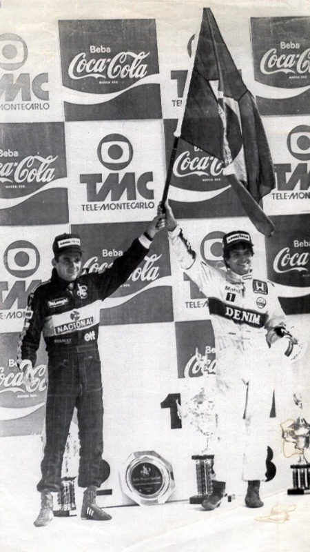 Senna e Nelson Piquet dividem a bandeira brasileira antes do início das hostilidades entre os campeões mundiais - Rogério Carneiro/Folhapress