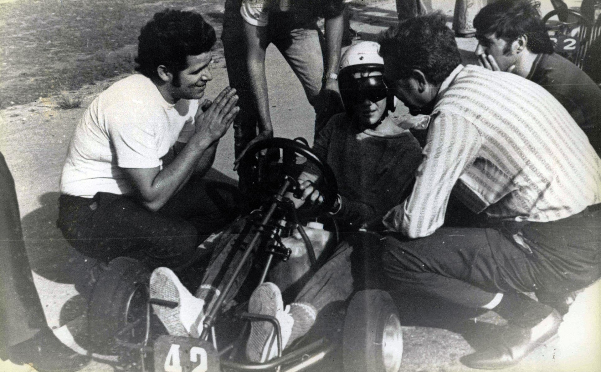 O primeiro kart virou paixão e, em 1973, Senna faz sua primeira corrida, em Interlagos. Ele largou na pole e terminou em primeiro lugar - Divulgação/Arquivo Folhapress