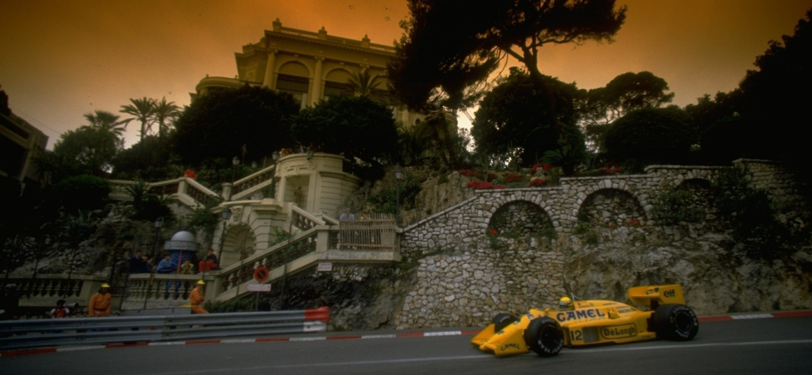 Senna bateu as fortes Williams de Nelson Piquet e Nigel Mansell rumo à primeira das seis vitórias no GP de Mônaco, ainda com a Lotus-Honda, em 1987 - Simon Bruty/Allsport