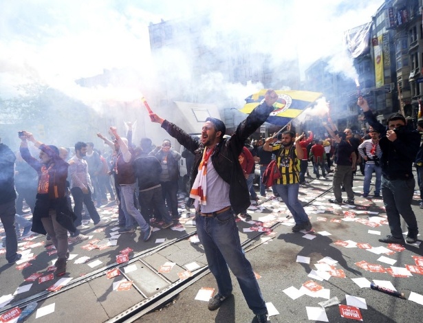 20. abr. 2014 - Torcedores turcos protestam contra o novo sistema de compra de ingressos online para jogos do Galatasaray, Fenerbahce e Besiktas - AFP PHOTO/BULENT KILIC