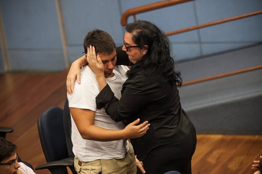 20.abr.2014 - Familiares e amigos se abraçam na câmara municipal de Campinas e prestam as últimas homenagens ao jornalista Luciano do Valle - Rodrigo Capote/UOL