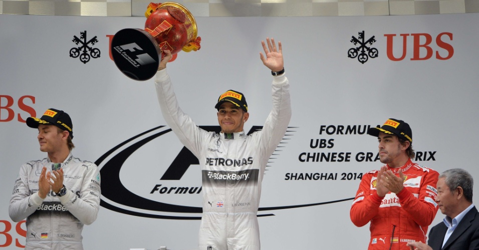 20.abr.2014 - Lewis Hamilton levanta troféu no pódio após vencer na China
