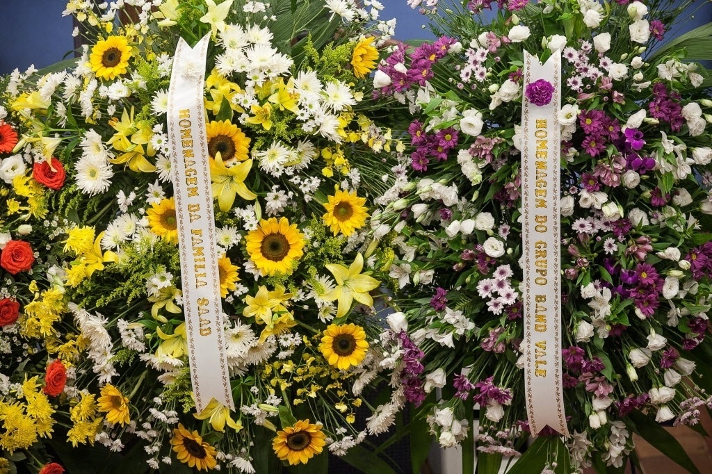 20.abr.2014 - Luciano do Valle recebeu muitas coroas de flores do grupo Bandeirantes e da própria família Saad - Rodrigo Capote/UOL