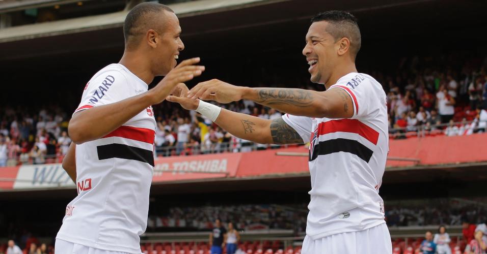 20.abr.2014 - Luís Fabiano, autor do 3°, e Antônio Carlos, do 1° gol do São Paulo, celebram no Morumbi