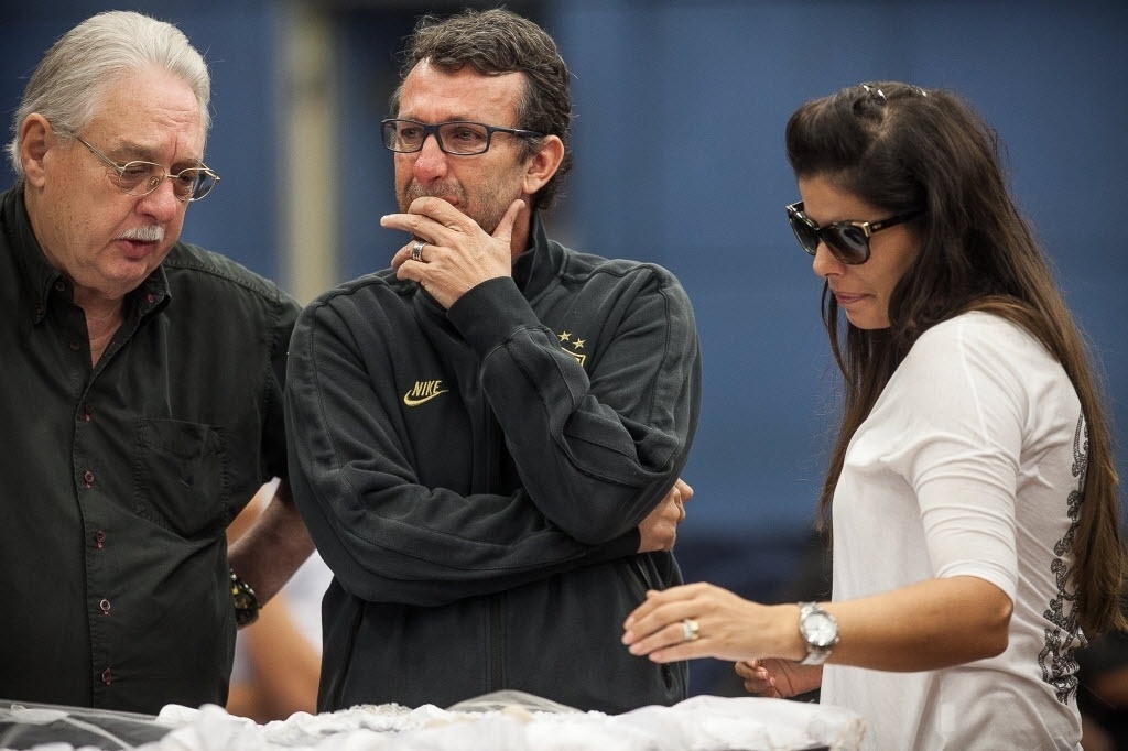 20.abr.2014 - Neto, comentarista da Bandeirantes, se emociona durante o velório do amigo Luciano do Valle - Rodrigo Capote/UOL