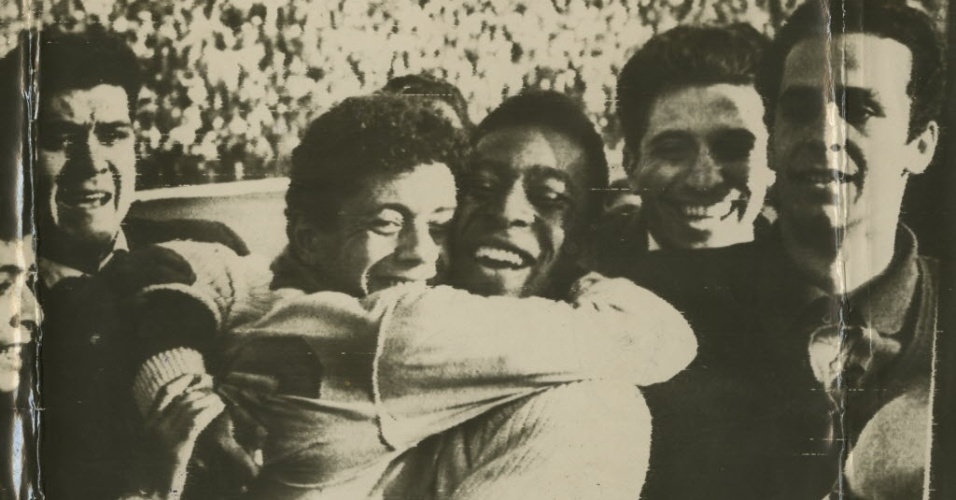 O jogador Pelé (à dir.) abraça Amarildo durante vitória do Bi Mundial da seleção brasileira contra a Tchecoslováquia na final da Copa no estádio Nacional, em Santiago, no Chile
