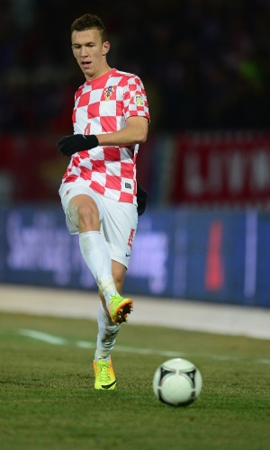 15.nov.2013 - Ivan Perisic, da Croácia, toca a bola druante a partida contra a Islândia pelas eliminatórias da Copa do Mundo-2014