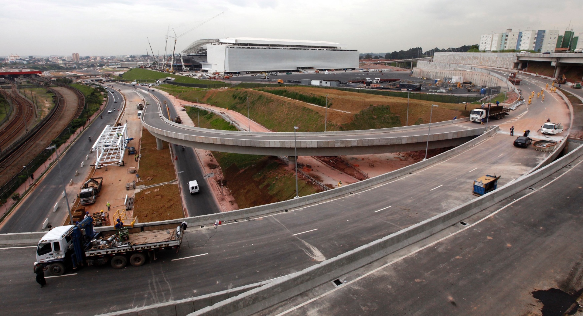22.04.2014 - Vista do entorno do estádio do Itaquerão, que recebeu a visita de Jerome Valcke