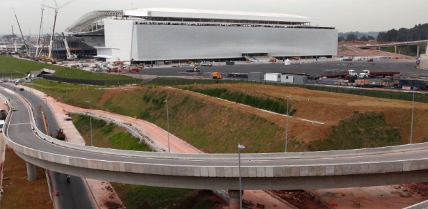 22.04.2014 - Vista do entorno do estádio do Itaquerão, que recebeu a visita de Jerome Valcke