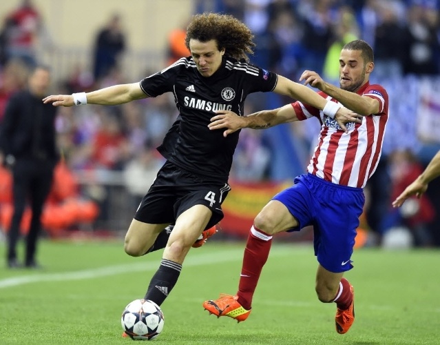 22.abr.2014 - David Luiz dá o bote e tira a bola da posse de Mario Suarez no duelo entre Atletico de Madri e Chelsea pela Liga dos Campeões