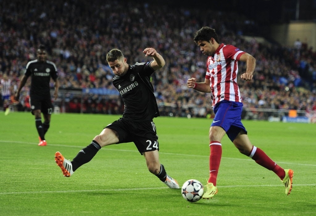 22.abr.2014 - Diego Costa avança ao ataque e ameaça defesa do Chelsea no jogo das semifinais da Liga dos Campeões - AFP PHOTO/ DANI POZO