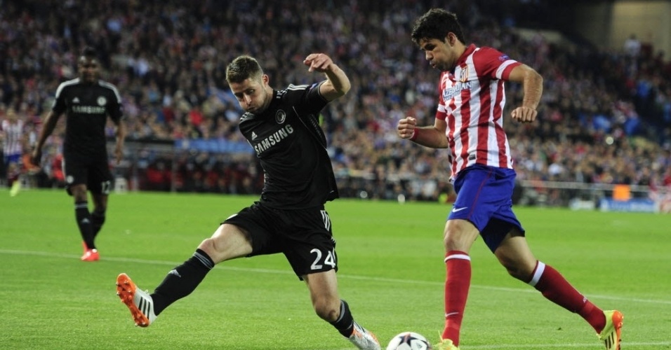 22.abr.2014 - Diego Costa avança ao ataque e ameaça defesa do Chelsea no jogo das semifinais da Liga dos Campeões
