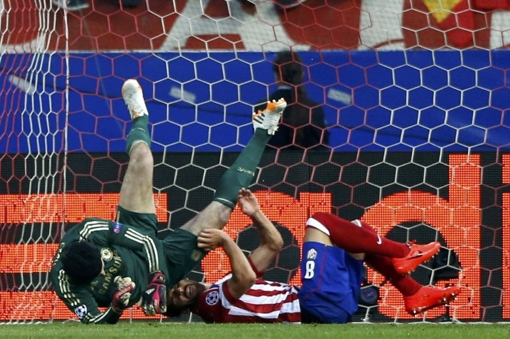 22.abr.2014 - Goleiro do Chelsea, Petr Cech cai de mau jeito após afastar bola da área em cruzamento do Atlético de Madri. Após o lance, Cech sentiu dores no ombro e precisou deixar o gramado - REUTERS/Darren Staples
