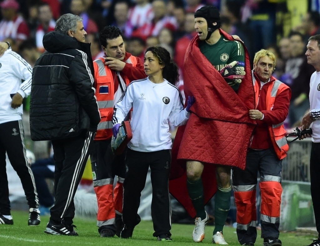 22.abr.2014 - Goleiro do Chelsea, Petr Cech sente dores no ombro após queda e deixa o gramado na partida contra o Atlético de Madri na Liga dos Campeões - AFP PHOTO / JAVIER SORIANO