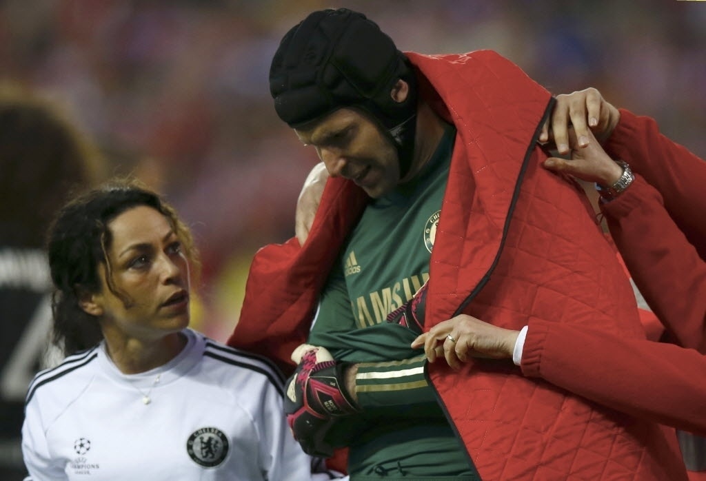 22.abr.2014 - Petr Cech recebe atendimento e deixa o gramado após cair de mau jeito com o cotovelo ao defender o gol do Chelsea - REUTERS/Sergio Perez