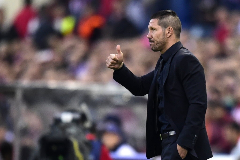22.abr.2014 - Técnico do Atletico de Madri, argentino Diego Simeone gesticula durante a semifinal da Liga dos Campeões contra o Chelsea - AFP PHOTO / JAVIER SORIANO
