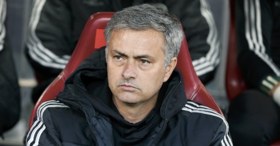 22.abr.2014 - Técnico do Chelsea, José Mourinho observa o primeiro jogo do time inglês contra o Atlético de Madri pelas semifinais da Liga dos Campeões