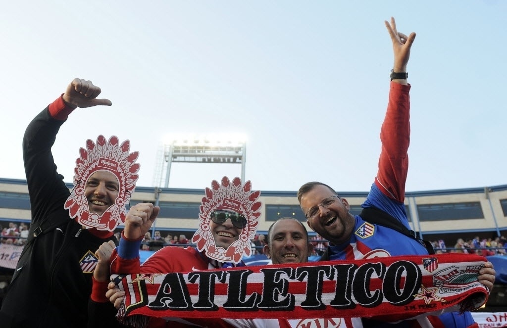 22.abr.2014 - Torcedores do Atlético de Madri vão à caráter ao jogo contra o Chelsea pelas semifinais da Liga dos Campeões - AFP PHOTO/ CURTO DE LA TORRE