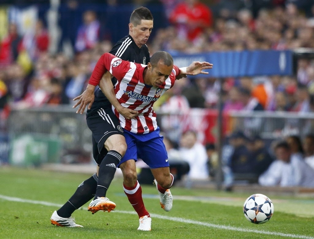 22.abr.2014 - Zagueiro brasileiro, Miranda é segurado por Fernando Torres durante a partida entre Atletico de Madri e Chelsea pela Liga dos Campeões - REUTERS/Darren Staples