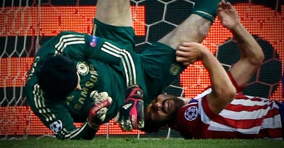 Detalhes: Cech contunde cotovelo em Atlético x Chelsea - REUTERS/Darren Staples 