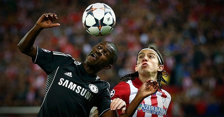 Detalhes: Lance entre Ramires e Filipe Luis em Atlético 0 x 0 Chelsea - AFP PHOTO/ JAVIER SORIANO
