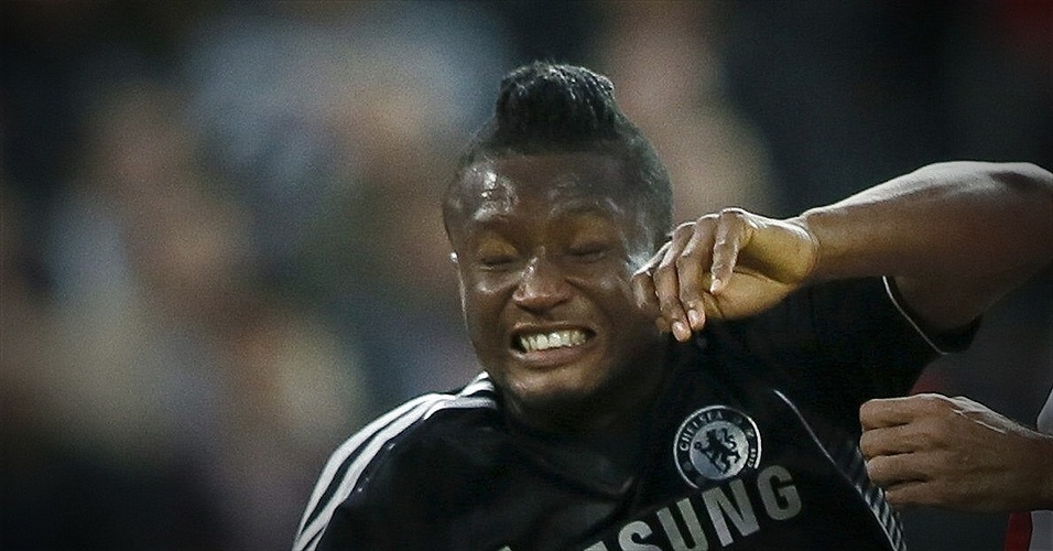 Detalhes: Mikel sobe para o cabeceio de olhos fechados - EFE/Juanjo Martín