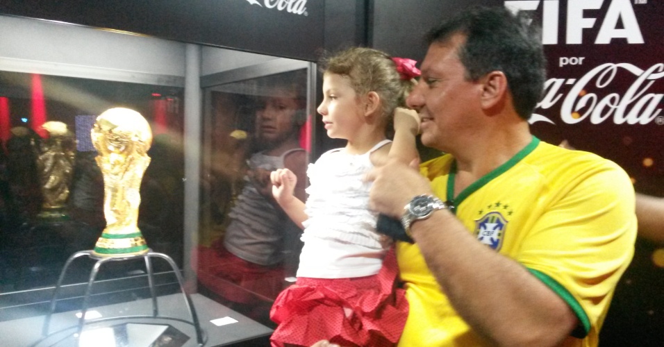 Taça da Copa do Mundo tem proteção contra toque em exibição no Rio de Janeiro
