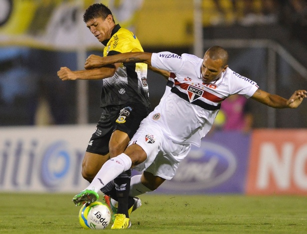 Volante Edson tenta roubar a bola do atacante Luis Fabiano durante jogo entre São Bernardo e São Paulo - Mauro Horita/AGIF
