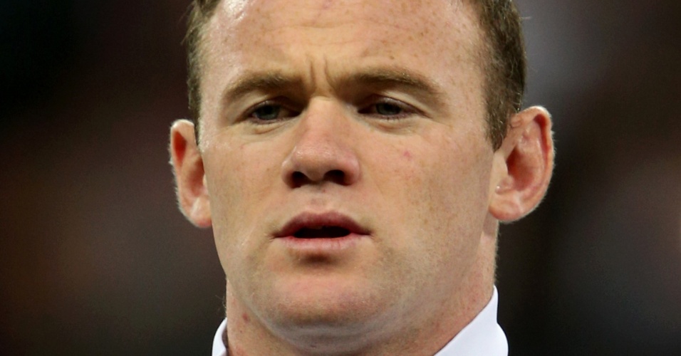 15.nov.2013 - Wayne Rooney, da Inglaterra, se perfila antes do amistoso contra o Chile em Wembley