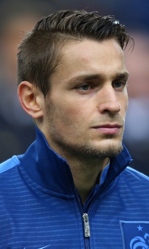 15.out.2013 - Mathieu Débuchy, da França, se perfila antes do jogo contra a Finlândia pelas eliminatórias da Copa do Mundo-2014