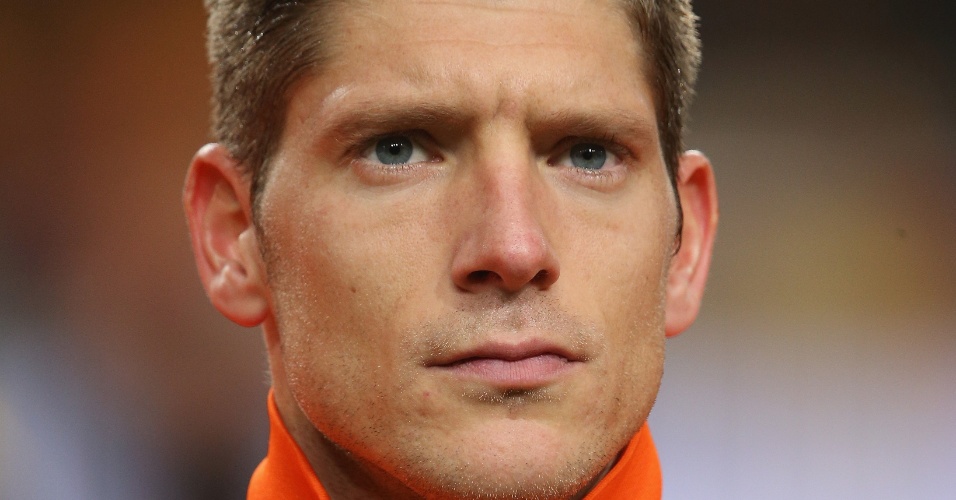 19.nov.2013 - Stijn Schaars, da Holanda, fica perfilado antes do amistoso contra a Colômbia em Amsterdã