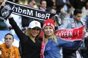 Torcedoras de Real e Bayern assistem ao primeiro jogo do duelo das semis da Liga - (23.abr.2014) - AFP PHOTO/ CURTO DE LA TORRE