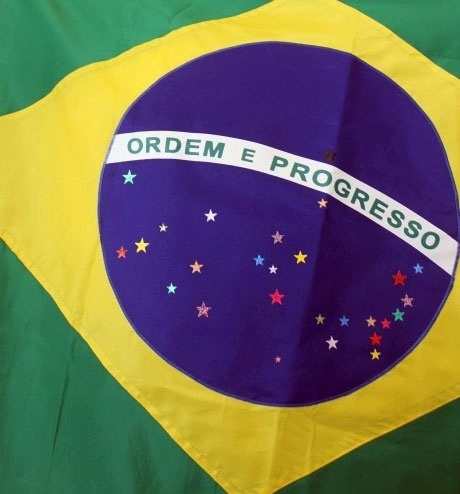 Felipeh Campos, fundador da torcida gay do Corinthians Gaivotas Fiéis, aposta no projeto "Gaivotas do Brasil" durante a Copa do Mundo com bandeira do Brasil e camiseta especiais.
